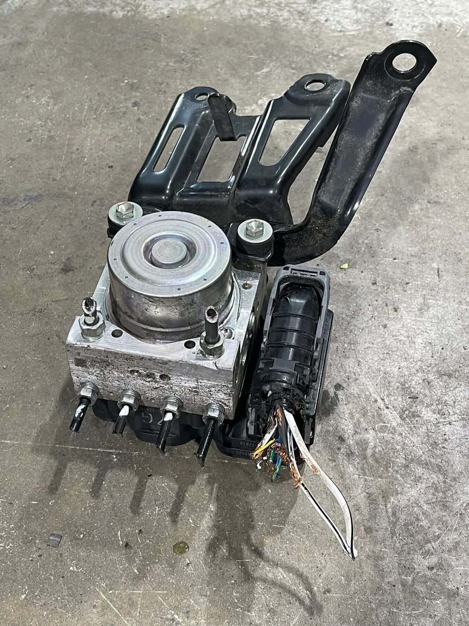 Toyota Sienta (170 Series) ABS hydraulic modulator pump